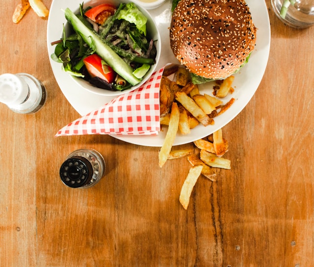 カロリーの高いハンバーガーなどの食事